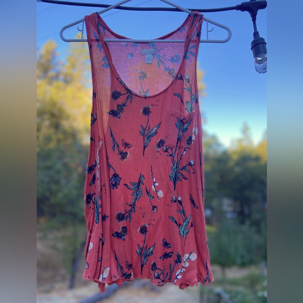 $5 👚 Hinge Floral Semi-sheer Tank